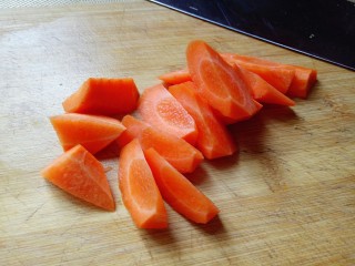 3、胡萝卜小排汤,去皮的胡萝卜洗干净,滚刀切块。