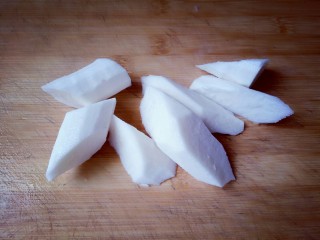 5、胡萝卜小排汤,戴上一次性手套将山药洗干净,也滚刀切块。