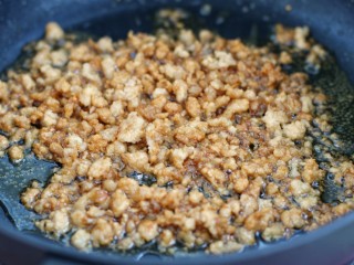 6、肉末冬瓜,调入少许生抽翻炒至肉末上色盛出,锅中留底油备用