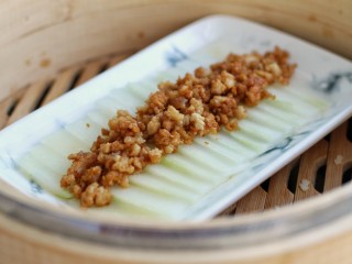 8、肉末冬瓜,蒸锅中添水烧开后放入肉末冬瓜,大火蒸7、8分钟取出