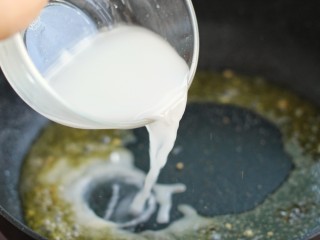 10、肉末冬瓜,倒入水淀粉煮至粘稠状态