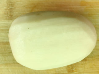 1、姜爆鸭子,莲藕削皮