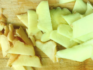 4、姜爆鸭子,泡姜、生姜切成片