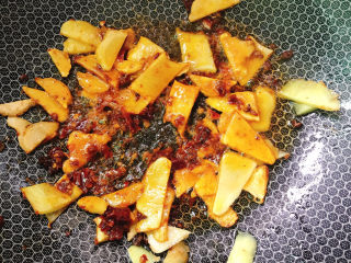 8、姜爆鸭子,放入姜片炒香后加入豆瓣酱炒香