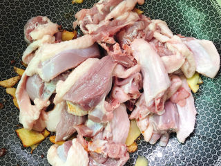 9、姜爆鸭子,放入鸭子