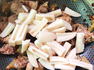 13、姜爆鸭子,放入藕条