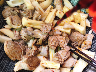 14、姜爆鸭子,加入酱油、盐