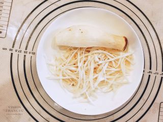 1、油泼手撕杏鲍菇,杏鲍菇洗净后手撕成丝状。