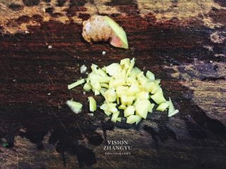 6、油泼手撕杏鲍菇,姜切成小丁。