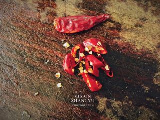 7、油泼手撕杏鲍菇,辣椒切段。