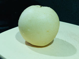 1、川贝炖雪梨,梨一个，洗净待用；