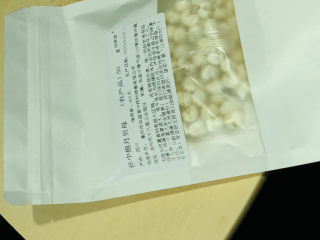 2、川贝炖雪梨,川贝也就川贝母，药店价格较高，若不是急用，可以从某宝购买；