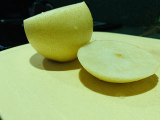 8、川贝炖雪梨,梨三分之一处切开，不要削皮；