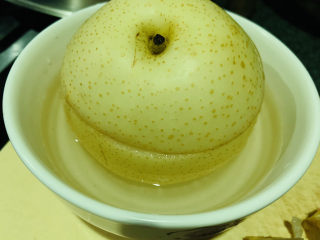 14、川贝炖雪梨,把梨盖上；