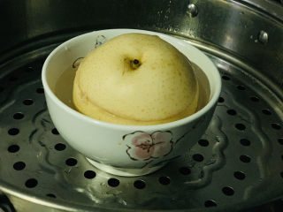 15、川贝炖雪梨,放入蒸锅，冷水上锅，大火蒸半小时；