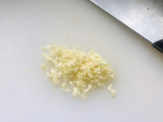 2、芹菜拌腐竹,大蒜切碎；