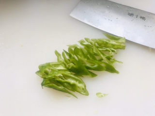 3、芹菜拌腐竹,青椒切丝；