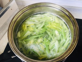 7、芹菜拌腐竹,西芹焯水40秒；
