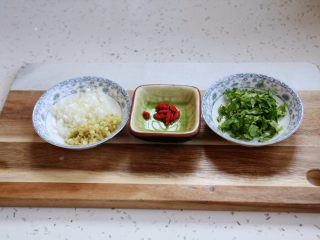 2、冬瓜羊肉丸子汤,葱姜切末，香菜切末，枸杞清洗干净备用。