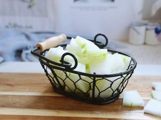 4、冬瓜羊肉丸子汤,冬瓜去皮，去瓤，切片。