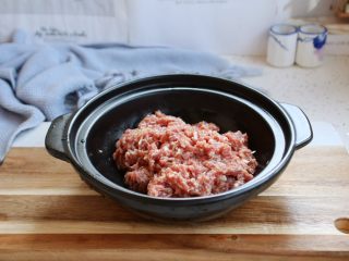 10、冬瓜羊肉丸子汤,将它们搅打均匀备用。