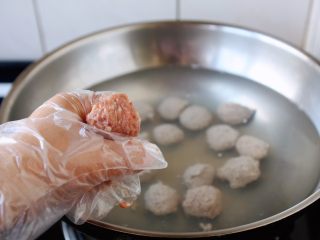 12、冬瓜羊肉丸子汤,大火起锅，锅里放入大量的水，当水烧至80度时关火，逐个将羊肉丸子放入锅里，然后开火。