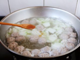 17、冬瓜羊肉丸子汤,放入1小勺的花椒油提鲜。