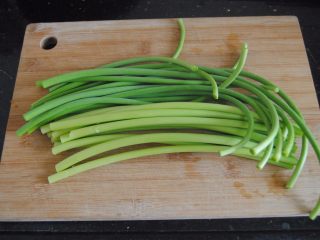 2、凉拌蒜心,再从中间剪断