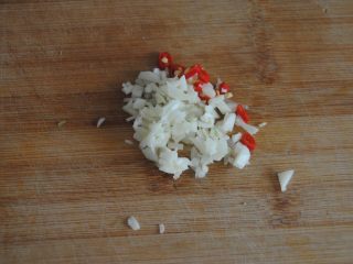 3、凉拌蒜心,拍碎蒜头，切碎辣椒