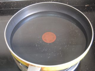 4、凉拌蒜心,准备半锅清水