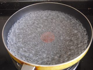 5、凉拌蒜心,煮沸清水