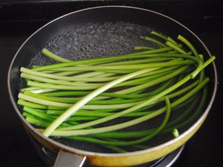 6、凉拌蒜心,放入蒜心