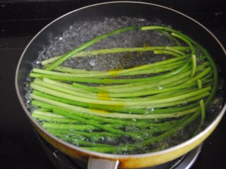 7、凉拌蒜心,大约焯半分钟，放入少许油