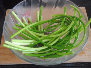 8、凉拌蒜心,捞出过下冷开水