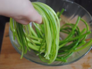9、凉拌蒜心,用手撕成丝