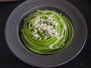 11、凉拌蒜心,放入蒜末