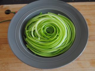 10、凉拌蒜心,码入盘子