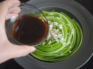 13、凉拌蒜心,倒入蒜心丝里