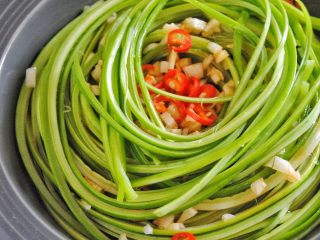 14、凉拌蒜心,加入辣椒拌匀即可食用