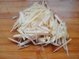 2、子姜炒鸡,子姜切丝