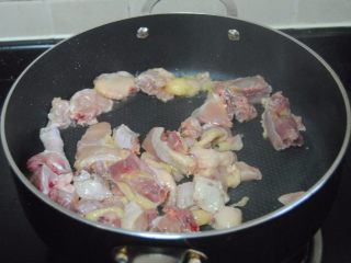 6、子姜炒鸡,倒入鸡块翻炒