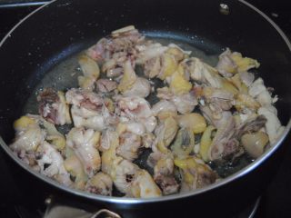 7、子姜炒鸡,稍变色就可以加入料酒和胡椒粉，去腥特别好