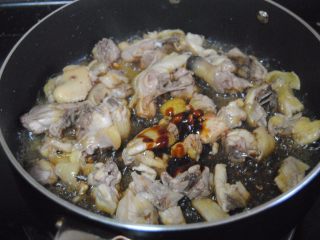 8、子姜炒鸡,加入酱油蚝油翻炒