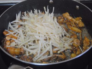 10、子姜炒鸡,加入子姜继续翻炒片刻