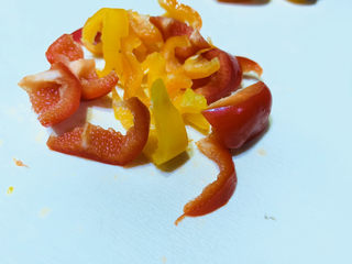 8、韭菜炒豆芽,彩椒洗净，切小块；