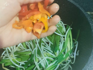 15、韭菜炒豆芽,加彩椒；