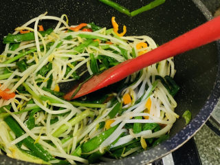 19、韭菜炒豆芽,把盐和味精翻炒均匀，就立即出锅；