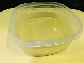 1、小米蒸排骨,取30克小米，浸泡一个晚上；