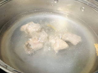 4、小米蒸排骨,把排骨放入沸水中焯水，因为我这是冰冻的排骨，所以要焯水去腥，如果新鲜排骨泡水去血水即可；