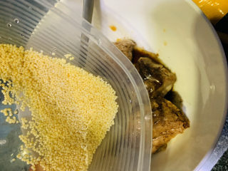 12、小米蒸排骨,把调料混合进排骨搅拌均匀，加入泡好的小米；